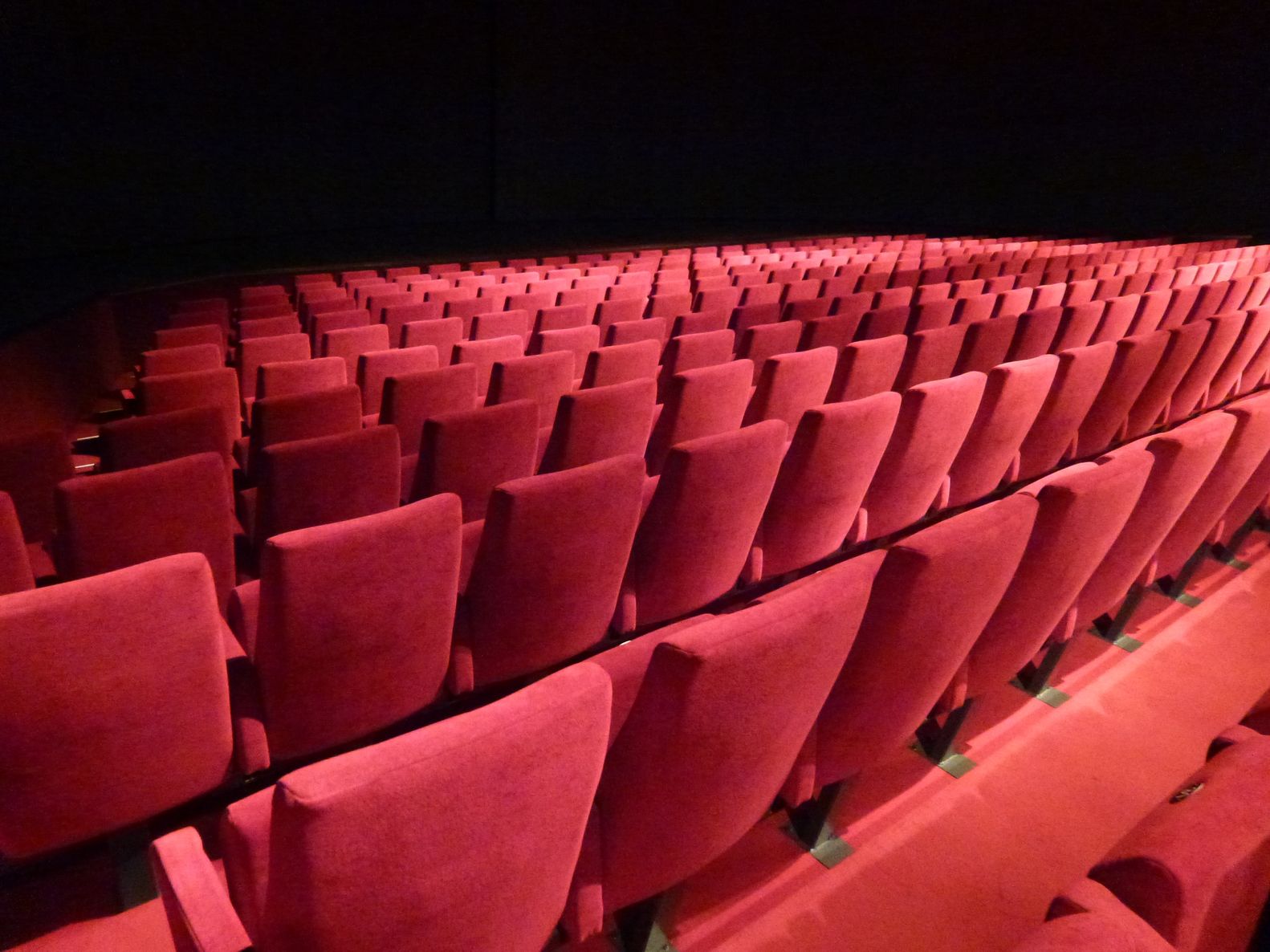 website audience - rows with red chairs in a theatre